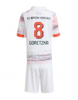 Otroške Nogometnih dresov Bayern Munich Leon Goretzka #8 Gostujoči 2025-26 Kratki rokavi (+ hlače)